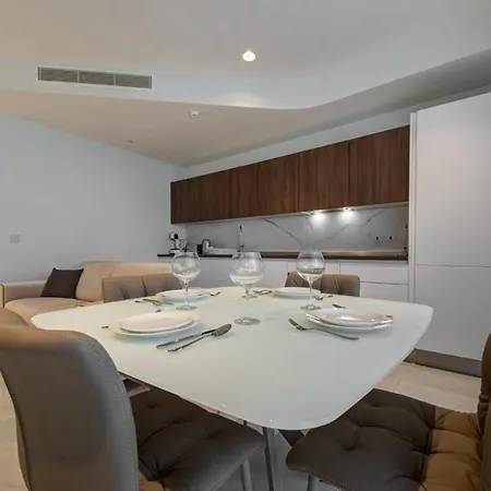 Mercury Tower 903 - Pools, Gym & Sea View شقة *