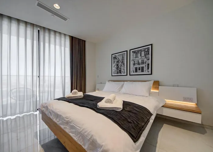 Mercury Tower 903 - Pools, Gym & Sea View