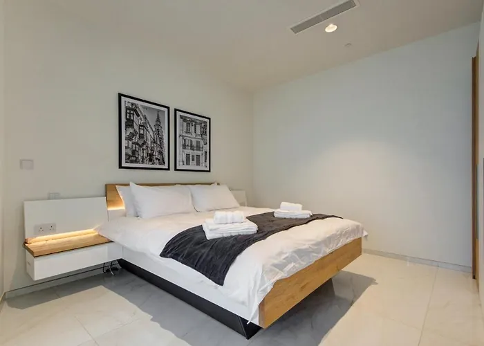 Mercury Tower 903 - Pools, Gym & Sea View